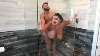 мамаша с целлюлитными ляжками принимает душ с мужичком и отдается ему в дырку