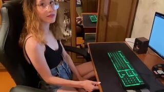 русская девка в очках села за компьютер, где отсосала товарищу и дала ему в щель