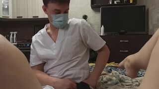 patienten blev vækket af huslægenes undersøgelse og havde sex med ham.