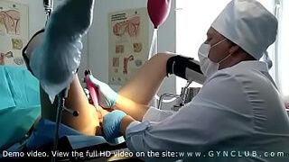 доктор уложил русскую пациентку в кресло и гоняет лысого секс игрушками её мокрую мокрую щель