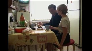 русская молодуха готовит суп и вертится пилоткой на твердом члене половозрелого брата