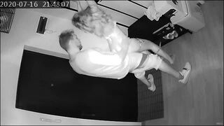 русская блондинка сношается с рогоносцем в прихожей на скрытую камеру