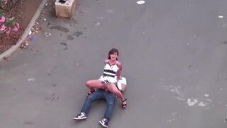 восемнадцатилетняя цыпочка шпилится с партнером на улице