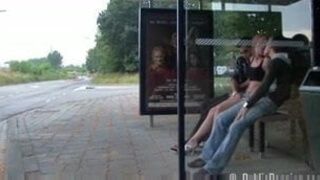 студентка в черной майке гоняет лысого члены партнеров на автобусной остановке
