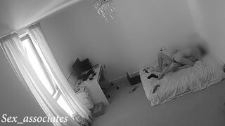 очень молодая пара занимается сексом в спальне на большой комфортабельном диване на скрытую камеру